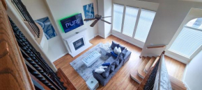 Artsy 3-Story Townhouse Near the Galleria Area!